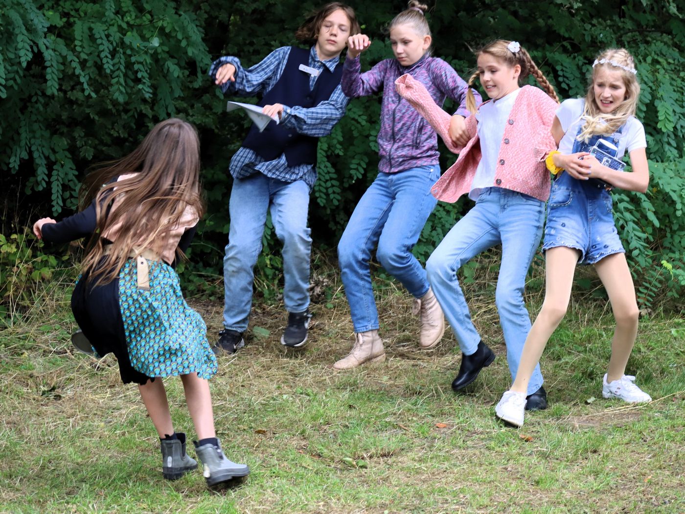 Teams: Kinder ziehen an einem Seil (Foto: Sven Schog)