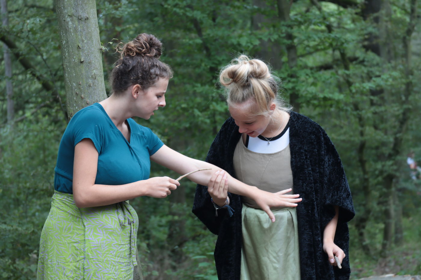 Probenszene: Zwei verkleidete Mädchen (Foto: Klaudia Kilian)